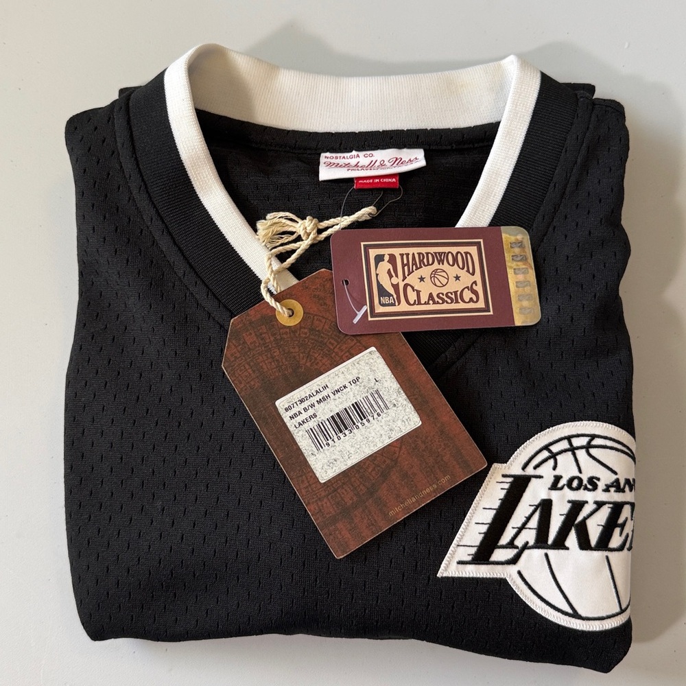 Mitchell & Ness Men's Los Angeles Lakers V-Neck Mesh Jersey Top